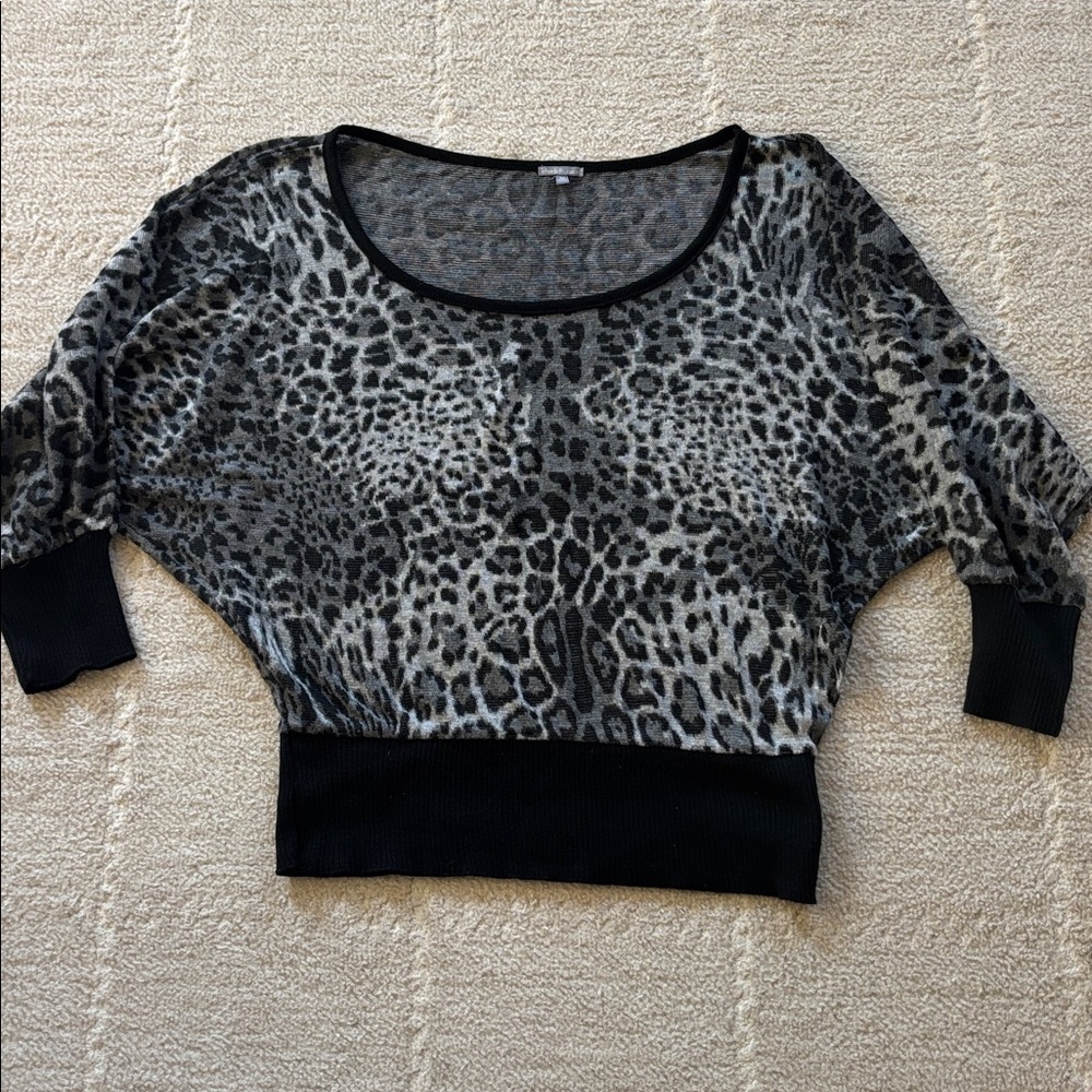 Leopard print black and gray short sweater